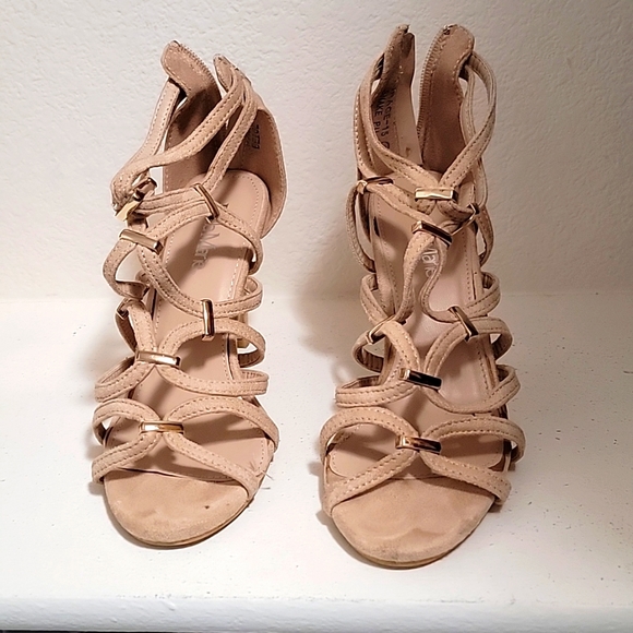 SAVE $68 VERY COMFORTABLE strapped nude heels - size 6 - Picture 1 of 3